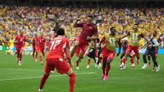 El equipo suizo celebra la victoria ante Colombia tras los penaltis