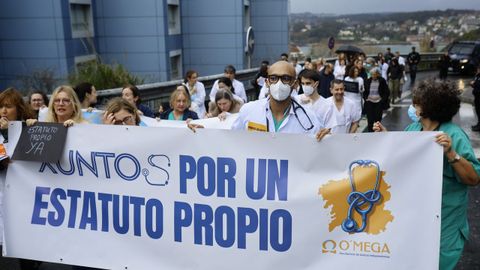 Decenas de m�dicos se manifestaron tras una pancarta en el Complexo Hospitalario Universitario de A Coru�a (CHUAC).