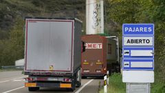 Vehículos circulan por la AP-66 a su paso por Campomanes, Asturias