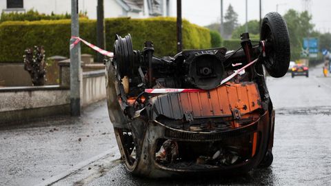 Coches calcinados tras los disturbios en Belfast.