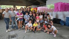 Los vecinos de Castro Caldelas se encargan de elaborar las banderas con papel de seda.