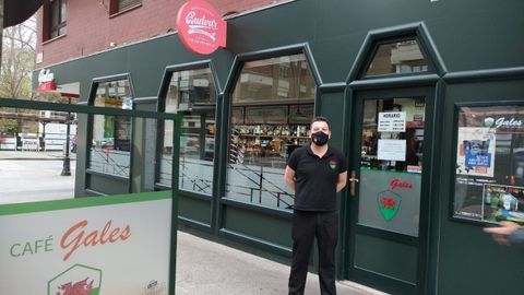 Eduardo Gonz�lez, due�o del gijon�s bar Gales