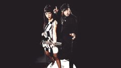 A cantante brasile�a Flavia Couri (que tam�n toca a guitarra) e o baterista dan�s Martin Couri integran The Courettes.