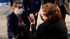  El presidente de la CEOE, Antonio Garamendi (i), a una de las premiadas, Mar�a Jos� Tom�s (d); due�a del Hotel Mirador la franja, en el Congreso de Hoteleros Espa�oles organizado por la Confederaci�n Espa�ola de Hoteles y Alojamientos Tur�sticos (CEHAT), este jueves, en el Palacio de Congresos y Exposiciones de Oviedo