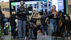 Pasajeros afectados por la huelga ferroviaria, este martes, comprobando la informacin en los paneles de la estacin londinense de Euston