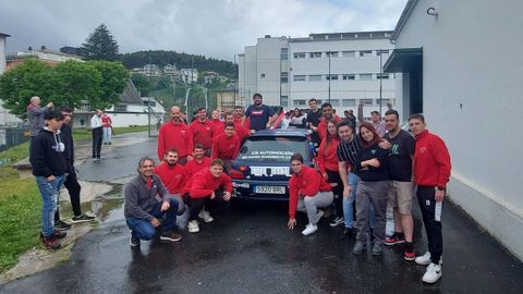 Brais Basanta, uno de los pilotos y alumno del ciclo superior de Automoción, posando junto al coche con el que competirá en el Rally da Mariña, sus compañeros de clase y algunos profesores