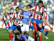 Javi Rey, tratando de sobrepasar a un jugador del Guadalajara.