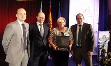 Elena Torres, del departamento de producci�n, fue distinguida con el premio Ram�n Doval. 
