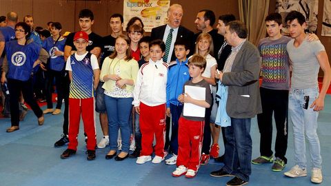 VISITA DE VICENTE DEL BOSQUE A RIBEIRA PARA RECIBIR PREMIO DEL CLUB DE TAEKUONDO NATURAL SPORT VIDELGI.
