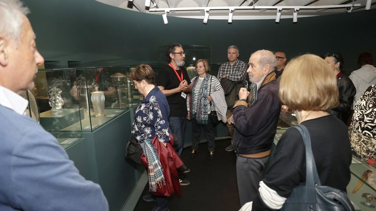 Imagen de la pasada visita de suscriptores a la exposici�n sobre Lalique