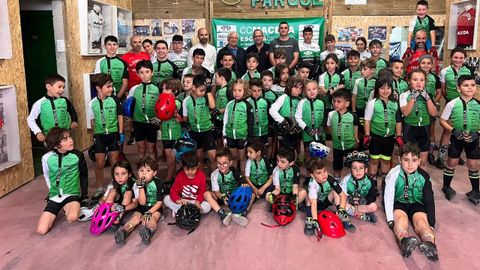 El Club Ciclista de Maceda reuni a su gran familia para rendir homenaje a Ivn Feijoo y Francisco Nvoa