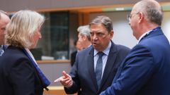  La ministra delegada francesa para el Mar y la Pesca, Catherine Chabaud, y el ministro espa�ol de Agricultura, Pesca y Alimentaci�n, Luis Planas (centro), con el comisario Kadis, antes de una reuni�n del Consejo de Agricultura y Pesca en Bruselas