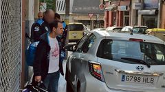 Momento en el que un okupa de A Coru�a es desalojado