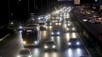 Trfico intenso a primera hora de ayer en Alfonso Molina