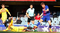 Marc Cardona pugna por el bal�n en un Bar�a B-N�stic