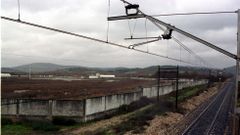 Al fondo, a la derecha de la imagen, el paso a nivel que complica la finalizaci�n del enlace con la N-120