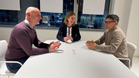 Flores, en el centro, acompa�ada de Xos� Ant�n Freire (a la derecha) y por Jos� Ram�n Basante, que tambi�n se incorporar�a a la gerencia