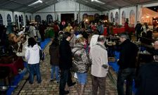 La feria comenz� ayer por la tarde, con casi 60 artesanos y anticuarios; A Pontenova ya lo nota.
