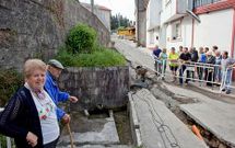 La fuente de agua echaba ayer un peque�o chorro, pero menos de lo normal, seg�n los vecinos. 