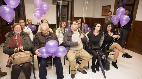 Malpica. Reparto y suelta de globos por el 25N