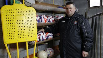 Benedicto Garc&iacute;a, en uno de los almacenes que tienen en el campo de A Granda. 