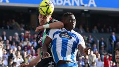 El exdeportivista Montero y Bil Nsongo pelean por un bal�n durante el Deportivo-M�laga. 