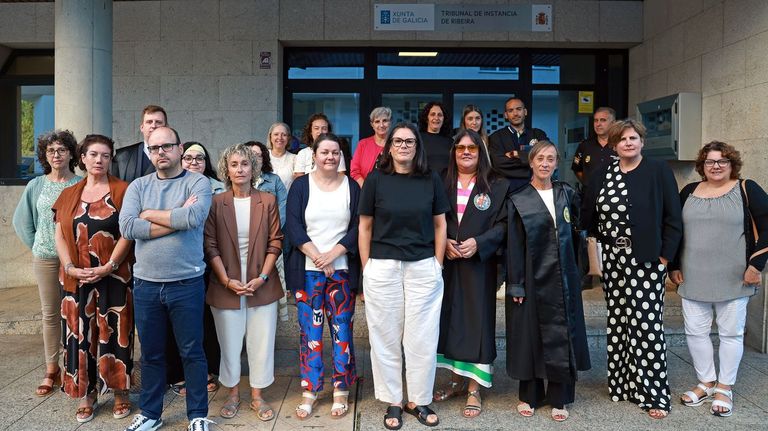Funcionarios y profesionales de la Justicia protestan ante los juzgados de Ribeira