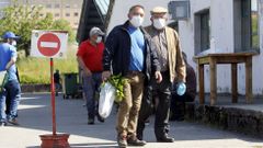 Vecinos con mascarilla en el mercado ganadero de Chantada