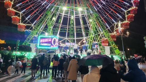 La lluvia no desanim� a quienes quer�an montarse a la noria