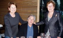 Las hermanas Paquita y Lolita Resach, del restaurante Hispania, junto a Robert De Niro