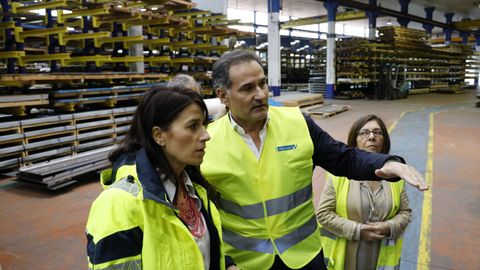 Mar�a Mart�nez Allegue, conselleira de Vivenda, con el presidente ejecutivo de Alum�n, Manuel �ngel Pose, durante una visita a las instalaciones de la compa��a en Sab�n
