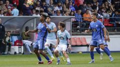 Jerin baja un bal�n en medio campo, ante la presi�n c�ltica
