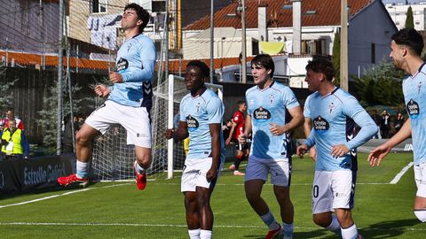 Hugo Gonz�lez celebra el �nico gol del Celta Fortuna que subi� al marcador frente al �vila en Barreiro.
