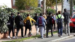 Alumnos a la salida de un colegio en Espa�a