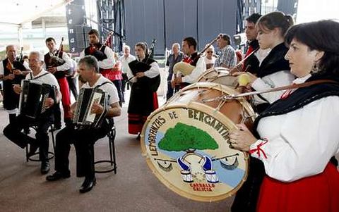 A agrupacin non estivo ao completo en Brtoa porque as pandereteiras estaban en Francia.