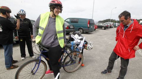 Momento en el que Veloso le hincha la rueda de la bicicleta a la candidata nacionalista.