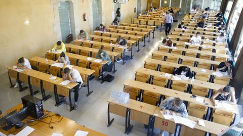 Alumnos haciendo la selectividad el 7 de julio del 2020 en Esteiro (Ferrol)