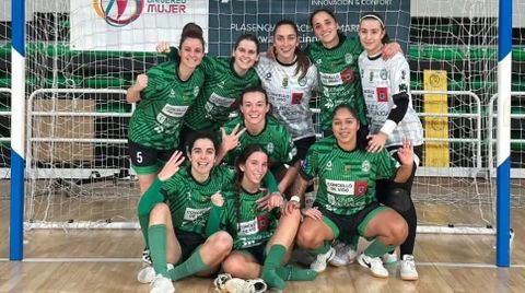 Las integrantes del plantel del Bembrive, celebrando el triunfo ante el San Jos�.