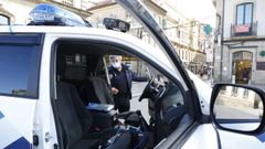 El jefe de la Polic�a Local de Pontevedra, Jos� Manuel Duarte, este jueves en la plaza de Espa�a, con el Multam�vil, que puede llevar dos c�maras o una