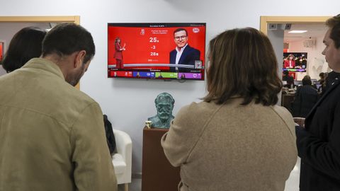 Varios periodistas siguen en directo la informaci&oacute;n electoral del canal 24 Horas en la sede del PSOE en M&eacute;rida, hoy domingo electoral en Extremadura 