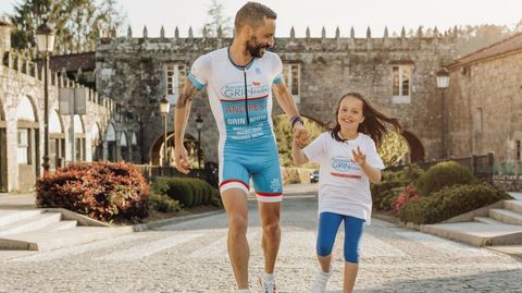 Andrs Domnguez junto a su hija Julia, en una foto realizada por un estudio de Negreira de forma altruista para colaborar con su causa