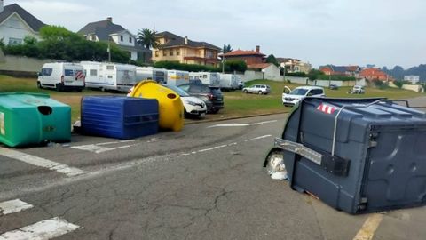 Contenedores volcados en Salinas