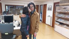 Andrea y su hermano Adri�n, ayer en la redacci�n de La Voz en Carballo.