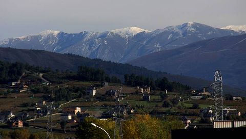 Imagen de las cumbres de Trevinca desde O Barco de Valdeorras