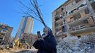 Una mujer llora al contemplar un edificio destruido por las bombas rusas en Vynohradar, en la regin de Kiev