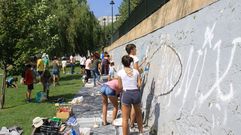 Gerardo Rodr�guez, Chere, dirige la elaboraci�n de un mural en el Malec�n junto al r�o Sil
