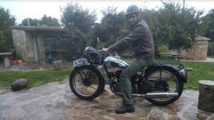 Originalmente no ten�a faro ni suspensi�n trasera. Casi hay que ser una especie de malabarista para conseguir cambiar de marcha aunque para Ram�n, su actual due�o, no tiene ning�n secreto