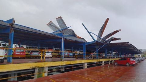 Techo levantado en el aparcamiento del Chuac