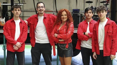 <span lang= gl >A cantante Mar Davila cos catro m�sicos que a acompa�an este ver�n de festa en festa</span>