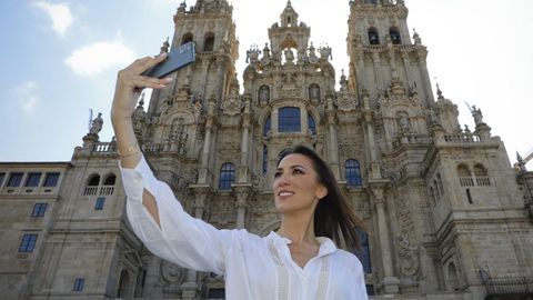 La santiaguesa Patricia Pardo, colaboradora de �El programa de Ana Rosa�, regres� estos d�as a su ciudad tras un a�o de pandemia. �Lo bonito de Santiago es que la zona vieja no pierde su esencia. Est� igual que cuando yo ten�a 4 a�os�, destaca en el Obradoiro. �Mi abuelo era organista en la Catedral�, a�ade con orgullo